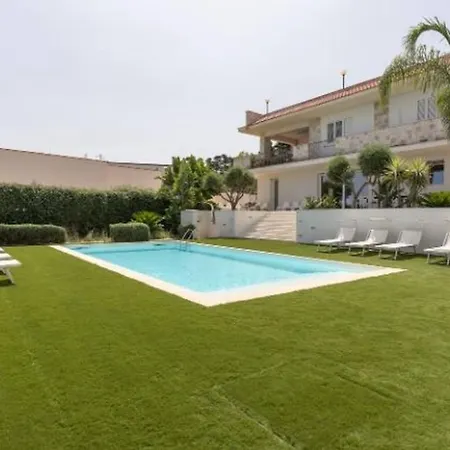 Dwellings With Pool For Exclusive Use アパート